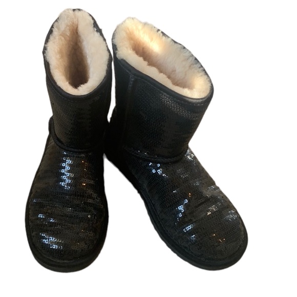 ✨UGGS SHORT CLASSIC BLACK SEQUINED SIZE 4 Kids BOOTS (Size 6 Ladies ) ✨ - Picture 1 of 7